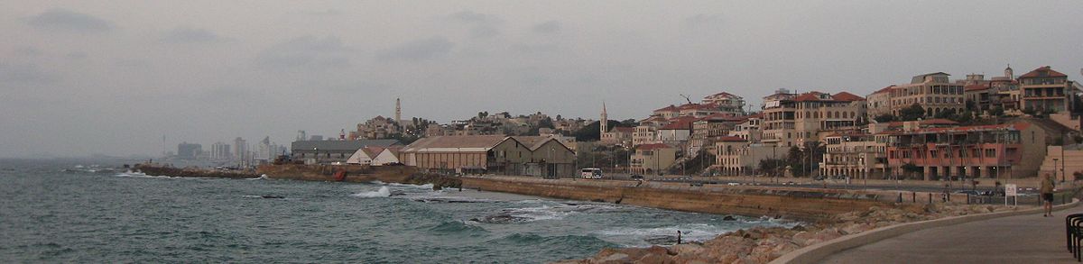 מבט ממדרון יפו לעת ערב - שכונת עג'מי ונמל יפו בקדמת התמונה; ומלונות תל אביב ותחנת הכוח רדינג ברקע
