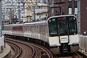 近鉄車両によって運行される快速急行（鳴尾・武庫川女子大前駅）