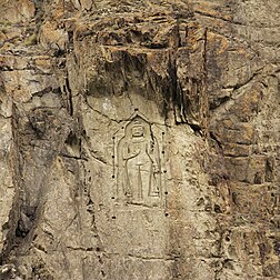 Buda Kargah no Guilguite-Baltistão. Estima-se que tenha sido concluída no século VII e os habitantes locais acreditam que a figura esculpida representa um iaksi, espírito feminino da natureza, conhecido como Yashani no idioma local shina. A imagem é cercada por buracos para a estrutura de uma casa de madeira, que a protegeria das intempéries. (definição 3 456 × 3 456)