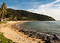 Plage de sable blanc et rochers