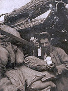 Poilu brandissant deux bouteilles cachetées.