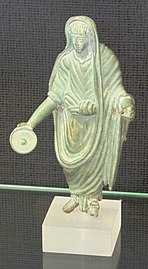 Figurine d'une prêtresse en bronze