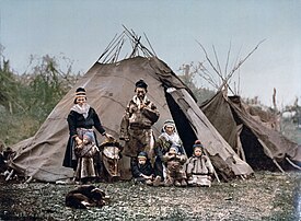 Une famille de Samis, en Norvège, vers 1900. (définition réelle 3 320 × 2 440)