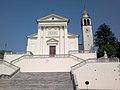 La chiesa di San Pietro Apostolo con le sue scalinate