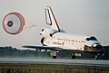 El paracaídas de frenado del Endeavour se despliega después de tocar la pista.