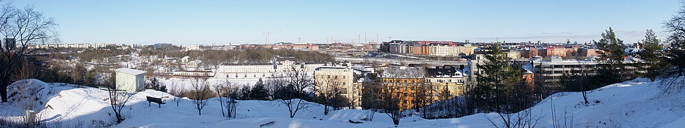 Vy från Stadshagsberget mot nordost i februari 2012. Rakt fram syns Karlbergs slott och i bakgrunden Vasastans husfasader. Den ljusgröna boden i förgrunden till vänster är ett väderskydd för en mätpunkt som används vid bygget av Citybanan.