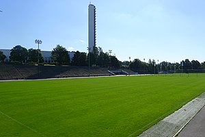 Das Töölön pallokenttä im Juli 2014. Im Hintergrund der Turm des Olympiastadions.