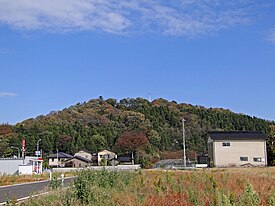 青柳古戦場より望む天神山城址