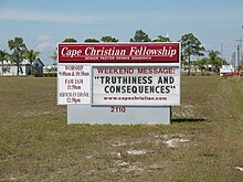 panneau publicitaire installé au milieu d'un champ pour la promotion d'une église, la Cape Christian Fellowship.