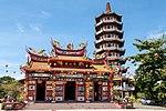 Statyer av Fu, Lu och Shou på taket till Ling San-templet i Malaysia.