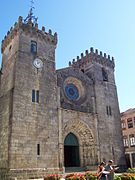 Catedral de Viana do Castelo (siglo XV). Un magnífico portal gótico está flanqueado por dos torres pesadas.