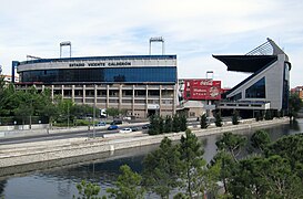 Vue extérieure des tribunes nord (à gauche) et ouest (à droite) du stade.