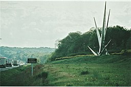 Panneau E37b sur l'A10, mentionnant l'auteur des Flèches des cathédrales.