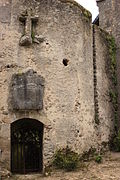 Croix et stèle de l'ancienne chapelle et la poterne.