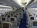 Cabina de pasajeros de clase económica de un Airbus A340-600 de Lufthansa.