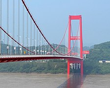 Puente de Yichang, un puente colgante cerca de la esclusa de la presa Gezhouba, completado en 1996.