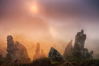 Neblina matinal sobre o monte Spytsia no maciço de Chornohora (Cárpatos ucranianos), localizado no distrito de Verkhovyna da região de Ivano-Frankivsk, dentro do Parque Natural Nacional dos Cárpatos, Ucrânia. A altura da montanha é de 1863 m. Situa-se na parte central do maciço, alguns quilômetros a nordeste da crista principal. Suas encostas orientais são cercadas por saliências rochosas de 20-50 m de altura. (definição 3 852 × 2 579)