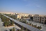 صورة من الجو لمباني الجامعة وألواحها الشمسية