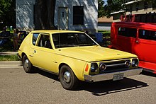 Une voiture jaune, vue de trois-quarts avant.