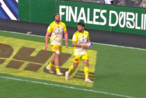 Grégory Alldritt (wearing a headguard) and Hastoy (ball in hand) playing for [[Stade Rochelais�La Rochelle]] against [[Saracens F.C.�Saracens]] in 2023