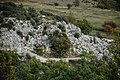 Apier du château à Escragnolles, adossé à la paroi, extérieur.