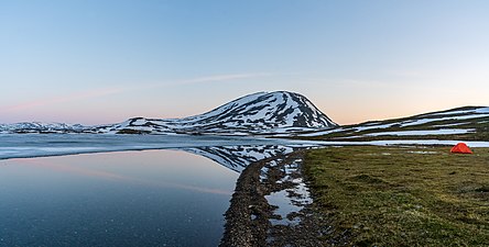 Slahpejávrre och Sávtsasj i nordvästra Padjelanta klockan ett på natten. På Sávtsasj står Riksröse 246 som markerar gränsen mot Norge.