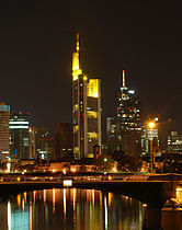 El Commerzbank Tower (izquierda) y el Maintower (derecha) en la noche.