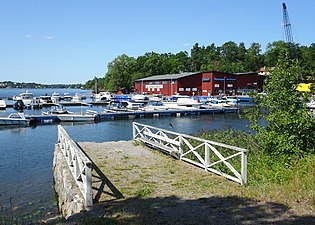 Constantias gamla brygga med Lidingövarvet i fonden.