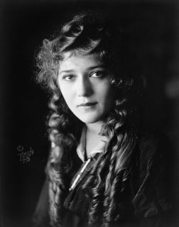 Portrait de l'actrice canadienne Mary Pickford, star de l'ère du cinéma muet et pionnière des débuts d'Hollywood. (définition réelle 2 934 × 3 726)