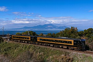 有明海と雲仙岳をバックに走る「A列車で行こう」 （2022年1月 赤瀬駅 - 網田駅間）