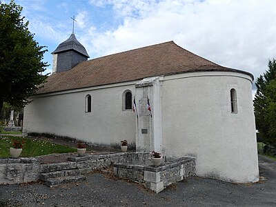 Rückseite der Kapelle mit Kriegerdenkmal