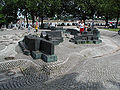 Koln'de Rhein Nehri kıyısında "Rheingartenbrunnen" fiskiye ve havuzu (1984-1986).