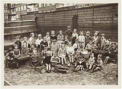 Enfants et leurs jouets dans un bac à sable à Amsterdam vers 1935.