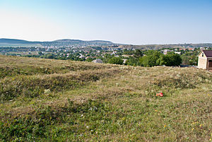 Село Українка (на середньому плані)