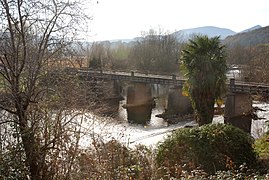 Photographie d’un pont à arches sur un cours d’eau.