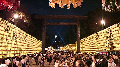 Kake-bonbori (懸雪洞) at the Mitama Matsuri festival at Yasukuni Jinja