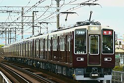 アルナ工機最後の阪急車となった8000系8042F（左） 日立製作所初の阪急車となった9300系9300F（右）