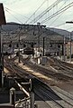 Blick von Nor­den, rechts die Zu­fahrt zum Gü­ter­bahn­hof, 1989