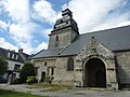 Le Faouët (Morbihan): l'église paroissiale Notre-Dame de l'Assomption, le porche, le clocher et l'ossuaire muré.