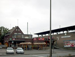 Der Bahnhof vom Bahnhofsvorplatz