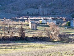 Cabanon au milieu d'un champ.