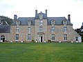 Château du Coscro Façades et toitures du château et des quatre pavillons ; escalier intérieur du château Verger, cour d'honneur, potager, terrasse et grand jardin, grande allée, bois de haute futaie et fontaine