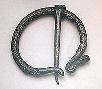 Fíbula romana en forma de omega encontrada en el yacimiento.