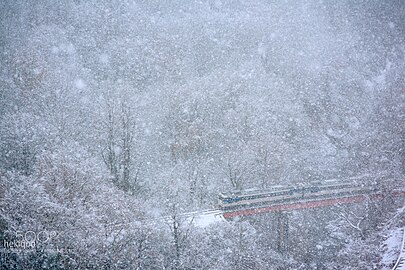 在冬季大雪行駛於只見線的火車