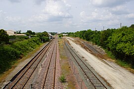 La plateforme vue en direction de Niort, Gare à gauche, avec voie d'évitements 2 au centre et voies de services à droite.