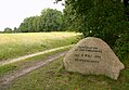 An die Unterzeichnung der Kapitulation am 4. Mai 1945 erinnernder Gedenkstein am Rande des Timeloberges