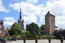 Eglise Saint-Jean-Baptiste et tour de l'ancien château à Gosselies.