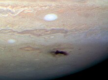 Tache sombre allongée dans l'atmosphère de Jupiter.