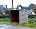 L'arrêt de bus scolaire Estuaires à Laillé, équipé d'un abri en bois.