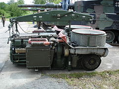 Le groupe motopropulseur du char de combat Leopard 2 pèse 6 120 kg et comprend le moteur, la boîte de mécanismes, les filtres à air et la poutre de ventilation.